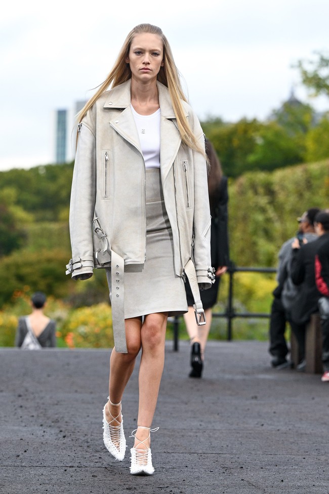 Fashion show koleksi busana Givenchy Spring/Summer 2023 karya Creative Director Matthew M. Williams.  Foto: Pascal Le Segretain/Getty Images.