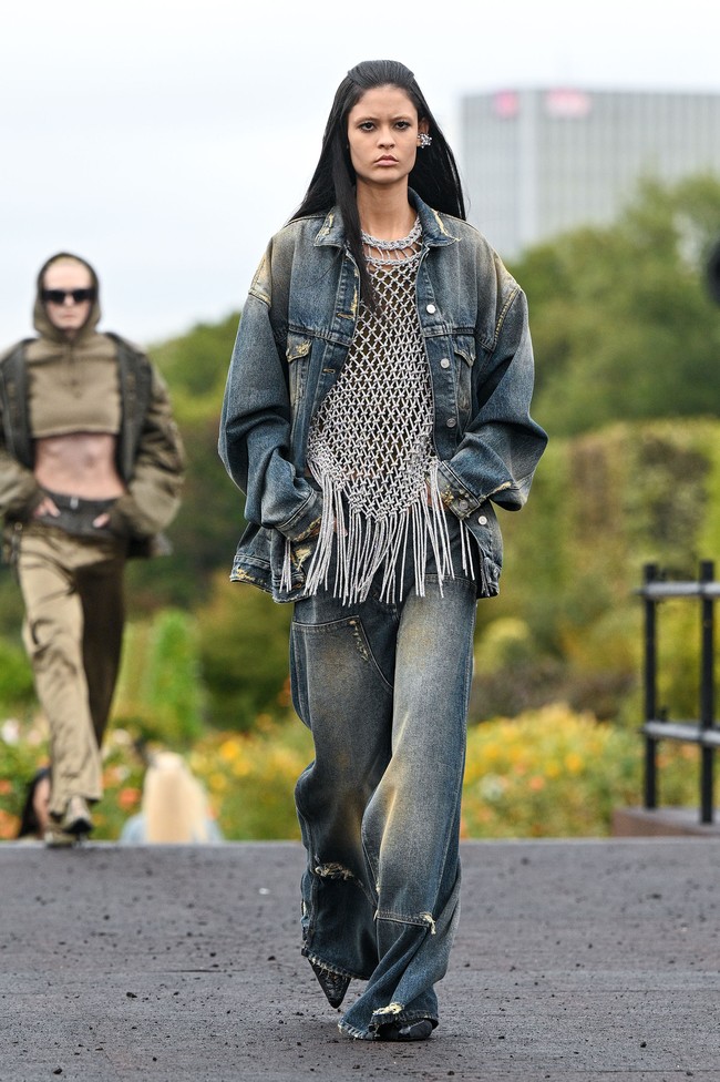 Fashion show koleksi busana Givenchy Spring/Summer 2023 karya Creative Director Matthew M. Williams.  Foto: Pascal Le Segretain/Getty Images.