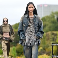 Fashion show koleksi busana Givenchy Spring/Summer 2023 karya Creative Director Matthew M. Williams.  Foto: Pascal Le Segretain/Getty Images.