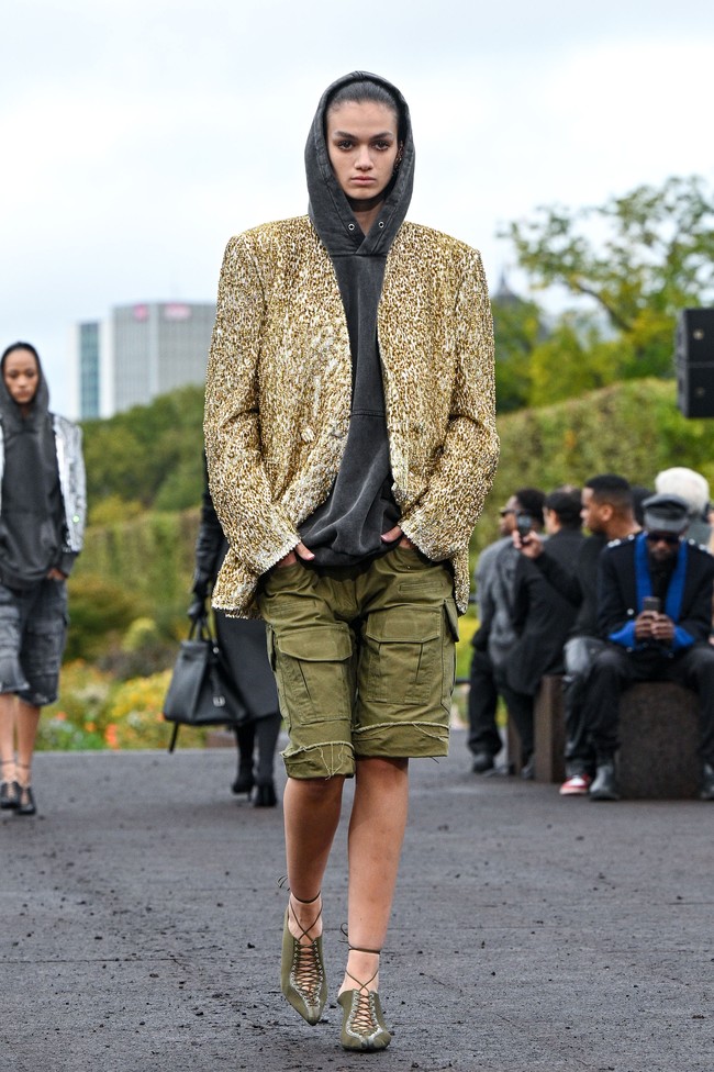 Fashion show koleksi busana Givenchy Spring/Summer 2023 karya Creative Director Matthew M. Williams. Foto: Pascal Le Segretain/Getty Images.