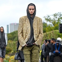 Fashion show koleksi busana Givenchy Spring/Summer 2023 karya Creative Director Matthew M. Williams. Foto: Pascal Le Segretain/Getty Images.