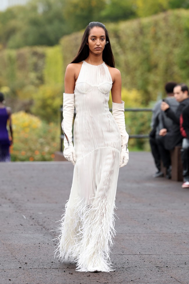 Fashion show koleksi busana Givenchy Spring/Summer 2023 karya Creative Director Matthew M. Williams. Foto: Pascal Le Segretain/Getty Images.