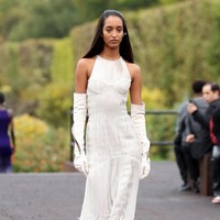 Fashion show koleksi busana Givenchy Spring/Summer 2023 karya Creative Director Matthew M. Williams. Foto: Pascal Le Segretain/Getty Images.