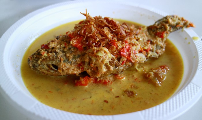 Rumah makan kampung yang menawarkan masakan khas Sunda-Betawi.