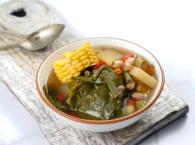 Rumah makan kampung yang menawarkan masakan khas Sunda-Betawi.