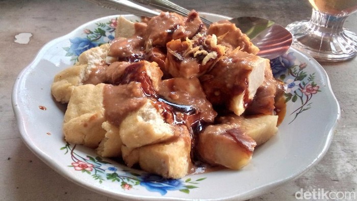 Kupat Tahu Cilimus, salah satu kuliner khas Kabupaten Kuningan yang lezat.