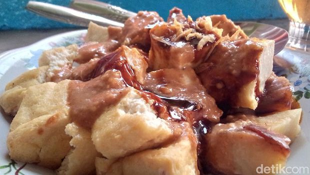 Kupat Tahu Cilimus, salah satu kuliner khas Kabupaten Kuningan yang lezat.