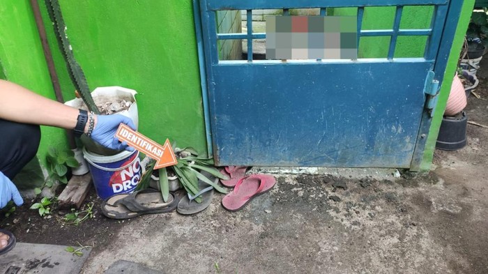 Lansia ditemukan tewas dan sisa tengkorak di kamar mandi rumahnya.