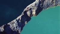Dari Flores, ada lanskap danau Kelimutu di NTT. Danau ini memiliki warna berbeda seiring waktu. Aerial ini diambil pada tahun 1990.