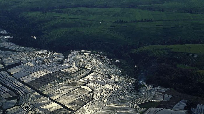 Indonesia dengan segala pesona menyimpan keindahan alam yang tiada batas. Berikut foto-foto aerial nusantara sejak tahun 80 hingga 90-an. Penasaran?