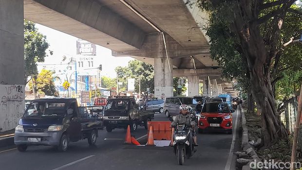 Lubang mirip sumur di Jl Sholeh Iskandar, Kota Bogor, kini ditutup spanduk bekas. 29 November 2022 siang. (M Sholihin/cetikcom)