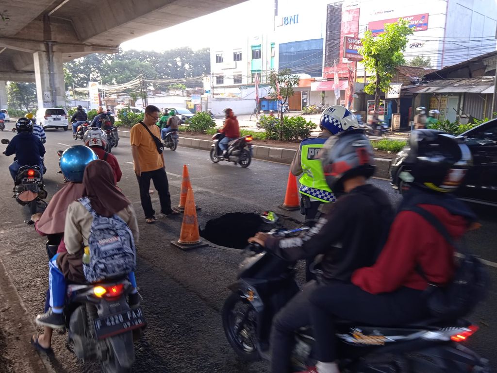 Lubang mirip sumur di tengah Jl Sholeh Iskandar, Kota Bogor, 29 November 2022. (Dok Istimewa)