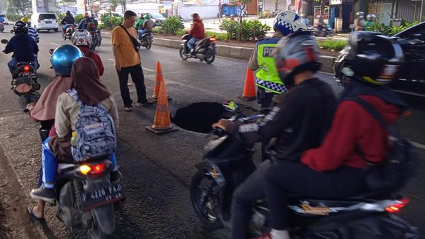 Lubang mirip sumur di tengah Jl Sholeh Iskandar, Kota Bogor, 29 November 2022. (Dok Istimewa)