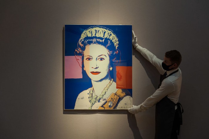 Lukisan Ratu Elizabeth II Karya Andy Warhol LONDON, ENGLAND - MAY 27: Reigning Queens: Queen Elizabeth II of the United Kingdom (1985) by Andy Warhol goes on view at Sotheby's on May 27, 2022 in London, England. Sothebyβs blockbuster exhibitions celebrating The Queenβs Platinum Jubilee open in London May 28, free and open to the public until July 15. Centering around the theme of βPower & Imageβ the exhibitions bring together important loans of aristocratic tiaras and royal portraiture of each of Britainβs seven regnant queens. Highlights include The Spencer Tiara, worn by Princess Diana on her wedding day, and The Armada Portrait of Elizabeth I. (Photo by Tristan Fewings/Getty Images for Sotheby's)