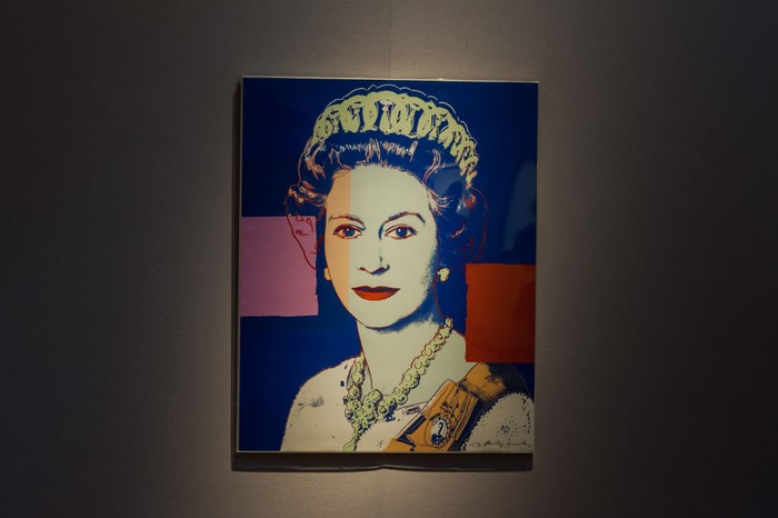 Lukisan Ratu Elizabeth II Karya Andy Warhol LONDON, ENGLAND - MAY 27: Reigning Queens: Queen Elizabeth II of the United Kingdom (1985) by Andy Warhol goes on view at Sotheby's on May 27, 2022 in London, England. Sothebyβs blockbuster exhibitions celebrating The Queenβs Platinum Jubilee open in London May 28, free and open to the public until July 15. Centering around the theme of βPower & Imageβ the exhibitions bring together important loans of aristocratic tiaras and royal portraiture of each of Britainβs seven regnant queens. Highlights include The Spencer Tiara, worn by Princess Diana on her wedding day, and The Armada Portrait of Elizabeth I. (Photo by Tristan Fewings/Getty Images for Sotheby's)