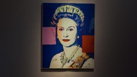 Lukisan berjudul Reigning Queen yang didominasi warna biru itu penuh dengan taburan tiara di permukaan karya. Foto: Getty Images for Sothebys/Tristan Fewings