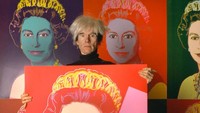Ini penampakan Andy Warhol dengan empat seri lukisan Ratu Elizabeth II. Foto: Getty Images for Sothebys/Tristan Fewings
