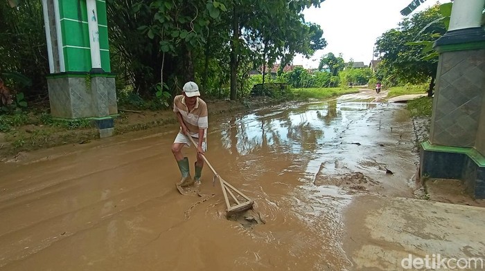 Lumpur menutupi jalanan Desa Sinomwidodo, Kecamatan Tambakromo, Pati, Selasa (29/11/2022).