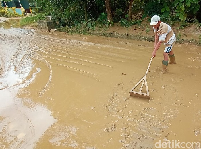 Lumpur sisa banjir bandang di jalanan Desa Sinomwidodo, Kecamatan Tambakromo, Pati, Selasa (29/11/2022) pagi.