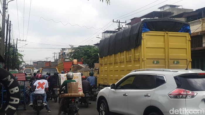 Macet di Jalan Letda Sujono Medan pada Selasa (29/11) pagi