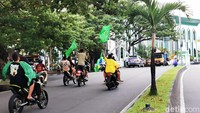 Faktor lainnya adalah kultur masyarakat di Maluku Utara yang cenderung egalitarian atau sederajat. Mereka terbiasa mengekspresikan diri tanpa khawatir, seperti momen di foto ini yang menunjukkan kebahagiaan warga Ternate dengan melakukan konvoi usai tim favoritnya memenangi pertandingan di piala dunia. Foto: Eduardo Simorangkir