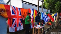 Tingkat pengangguran terbuka di Maluku Utara tergolong rendah, sebesar 4,98 atau lebih rendah dari rata-rata nasional di angka 5,83. Apa saja bisa jadi ladang kerja di Maluku Utara, termasuk menjadi pedagang bendera musiman saat momen Piala Dunia seperti di foto ini. Foto: Eduardo Simorangkir