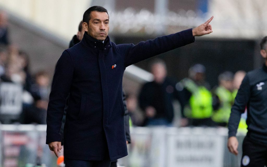 Manajer Rangers, Giovanni van Bronckhorst, kecewa saat pertandingan Liga Utama antara St Mirren dan Rangers di Stadion SMiSA, pada 12 November 2022, di Paisley, Skotlandia. (Grup Alan Harvey/SNS melalui Getty Images)