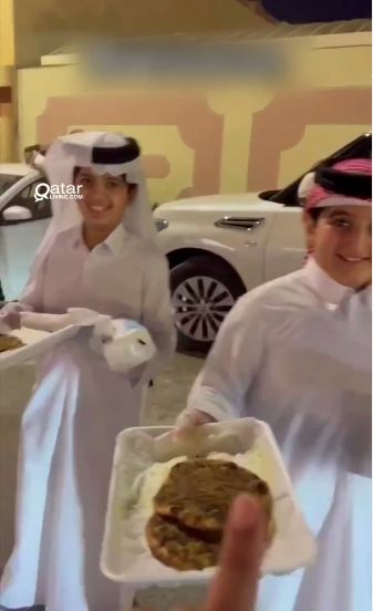 Masyarakat Qatar memberikan makanan gratis untuk penonton Piala Dunia 2022