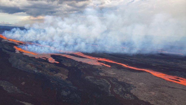 Mauna Loa: Gunungapi aktif terbesar di dunia meletus di Hawaii untuk pertama kalinya dalam kurun 40 tahun