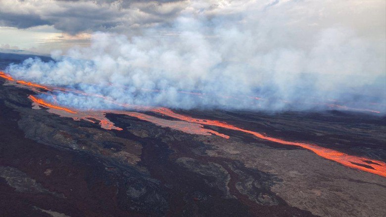 Mauna Loa: Gunungapi aktif terbesar di dunia meletus di Hawaii untuk pertama kalinya dalam kurun 40 tahun Mauna Loa: Gunungapi aktif terbesar di dunia meletus di Hawaii untuk pertama kalinya dalam kurun 40 tahun