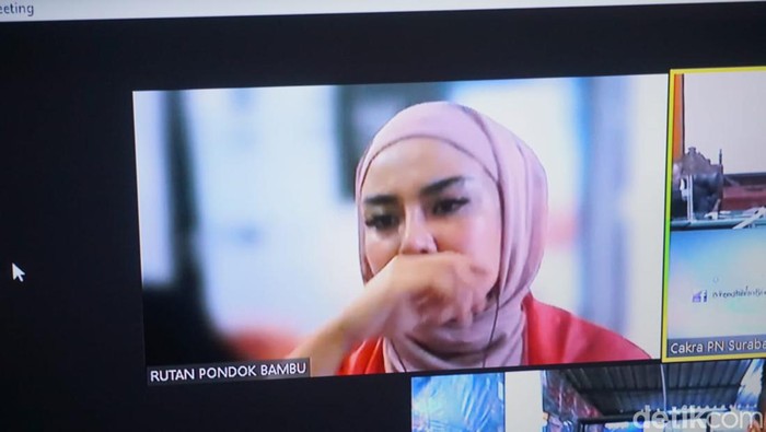 Medina Zein saat menjalani sidang kasus tas hermes palsu di Surabaya