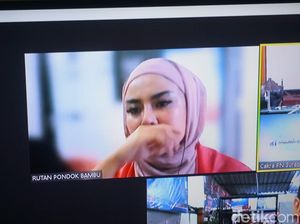 Medina Zein Cuma Bisa Nangis Lihat Pemakaman Ayah dari Penjara
