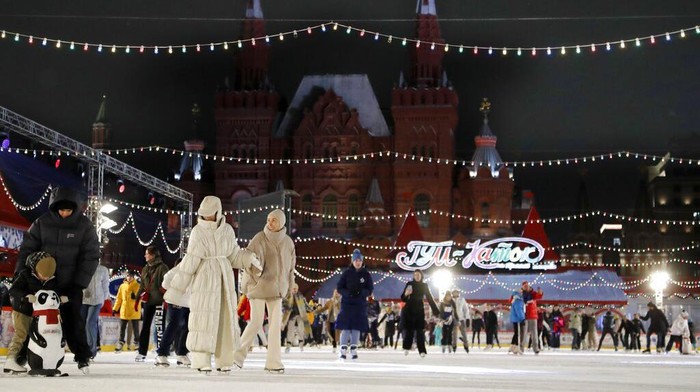 Warga Rusia memanfaatkan waktu bersama bersama keluarga, pasangan, dan teman dengan bermain ice skating. Lihat nih keseruannya.