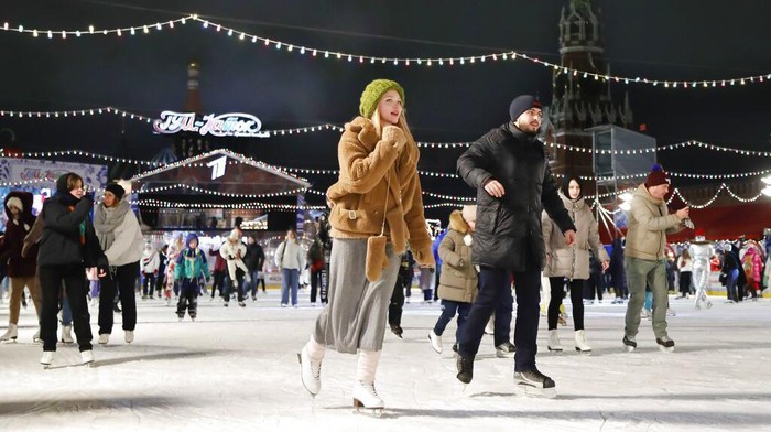 Warga Rusia memanfaatkan waktu bersama bersama keluarga, pasangan, dan teman dengan bermain ice skating. Lihat nih keseruannya.