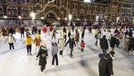 Melihat Keseruan Warga Rusia Bermain Ice Skating