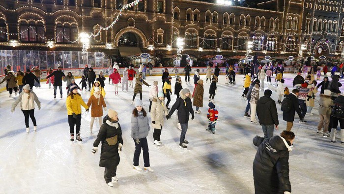 Warga Rusia memanfaatkan waktu bersama bersama keluarga, pasangan, dan teman dengan bermain ice skating. Lihat nih keseruannya.