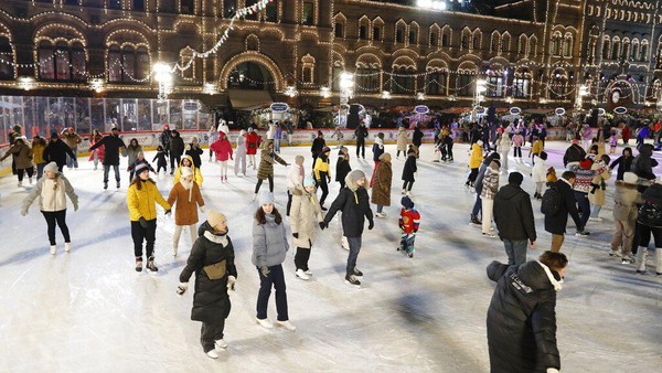 Sejumlah warga bermain ice skating es di Lapangan Merah, Moskow, Rusia, Senin (28/11/2022).