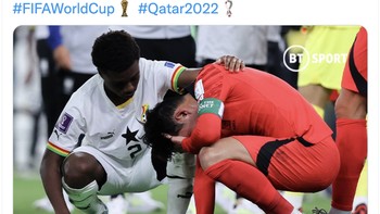Pemain Ghana menenangkan Heung Min Son yang terlihat sangat sedih di akhir laga. Foto: Twitter