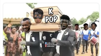 Meme peti berisi K-Pop diusung oleh warga Ghana. Foto: Twitter