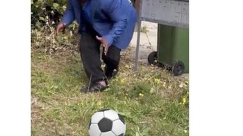 Aksi Ronaldo berusaha mencuri gol Bruno Fernandes. Foto: Twitter