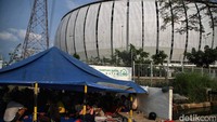 Warga calon penghuni Kampung Susun Bayam di Jakarta Utara belum bisa menempati hunian gegara terkendala ongkos sewa. Negosiasi antara warga dengan Jakpro masih deadlock.