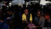 Ketua Koperasi Persaudaraan Warga Kampung Bayam, Asep Suwenda (54) menyampaikan saat peresmian pada Oktober lalu, calon penghuni dijanjikan bisa menempati Kampung Susun Bayam per 20 November. Asep mengatakan warga sudah menunggu penyerahan kunci hunian Kampung Susun Bayam tersebut. Namun kunci hunian itu tak kunjung diberikan kepada warga.