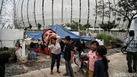 Aksi warga menuntut janji menghuni unit Kampung Susun Bayam dimulai pada akhir November 2022. Kala itu warga mendirikan tenda di gerbang pintu masuk Kampung Susun Bayam di kawasan Jakarta International Stadium (JIS), Jakarta Utara. (Pradita Utama/detikcom)  
