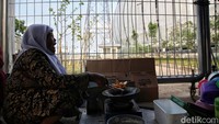 Sejumlah warga beraktivitas di tenda pengungsian yang berada di depan pintu masuk Kampung Susun Bayam, Tanjung Priok, Jakarta Utara, Senin (28/11/2022).