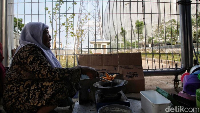 Mereka yang Bertahan untuk Masuk ke Kampung Susun Bayam Sudah seminggu warga bertahan di pintu masuk Kampung Susun Bayam di kawasan JIS, Jakut. Mereka menagih janji JakPro untuk bisa menempati rumah susun tersebut.