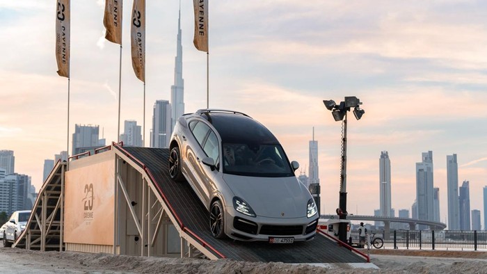 Mewah, Ratusan Mobil Porsche Mejeng di Dubai Suasana festival 'Icons Of Porsche' di Dubai, Uni Emirat Arab, Minggu (27/11/2022).