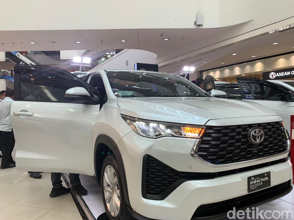 Mobil All New Kijang Zenix saat launching di Medan