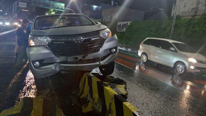 Satu unit mobil menabrak separator di Jalan Gatot Subroto, Senayan, Jakarta Pusat (Jakpus). Kondisi mobil hingga naik ke atas separator.