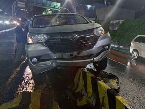 Mobil Tabrak Separator di Jalan Gatot Subroto Jakpus