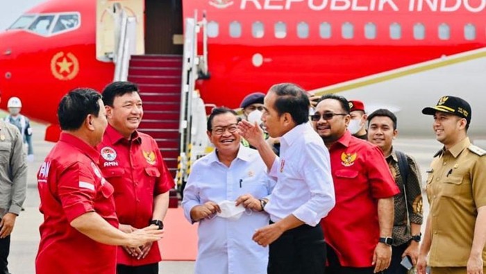 Momen Jokowi tawa lepas dengan Prabodo dan Budi Gunawan